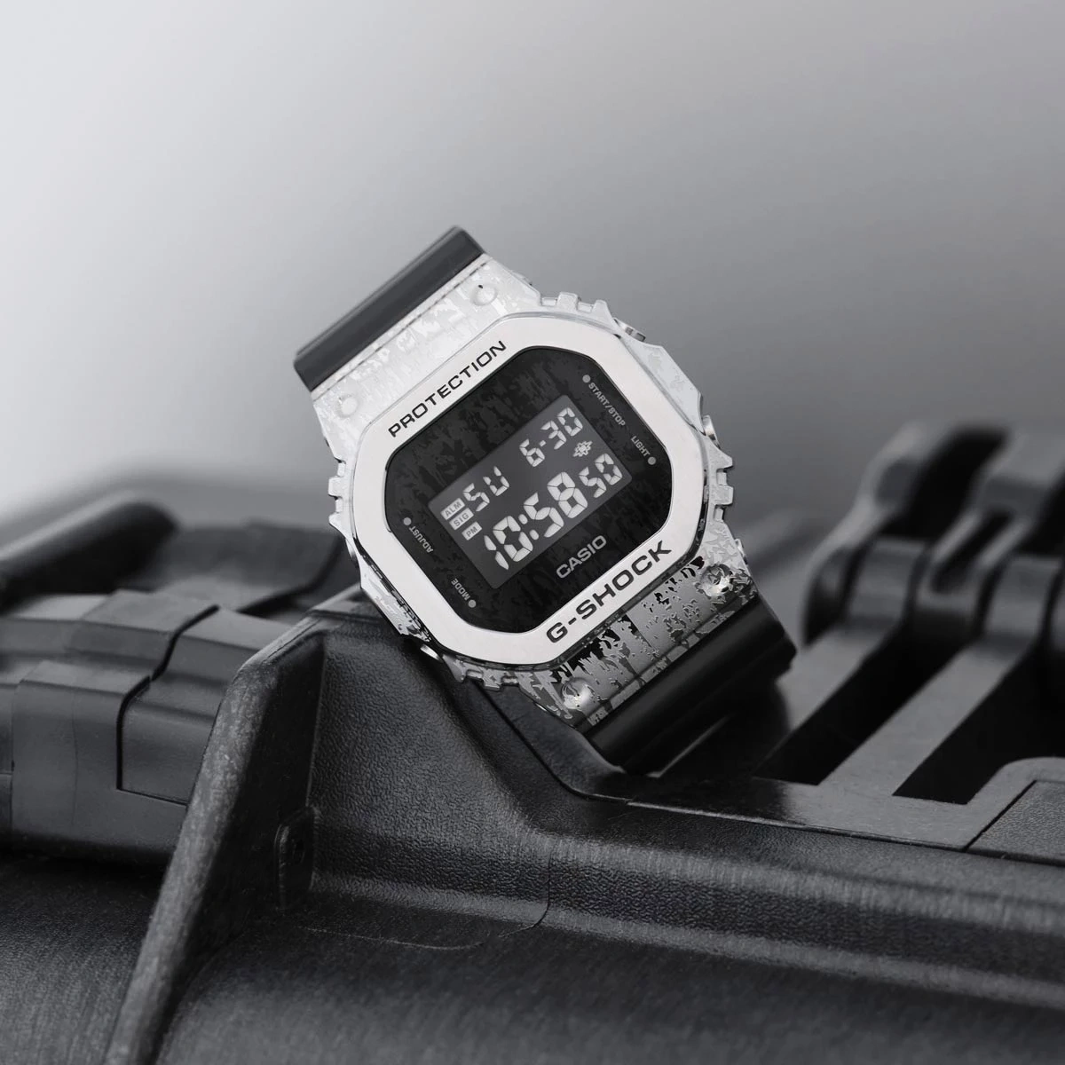 ساعت مچی مردانه کاسیو جی شاک مدل Casio G-SHOCK GM-5600GC-1 - Image 2